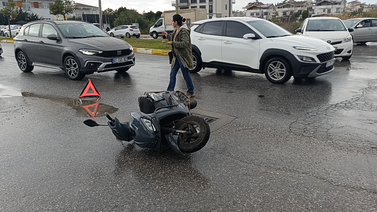 manavgatta otomobille carpisan motosikletli yaralandi 3 D4qSNRRX