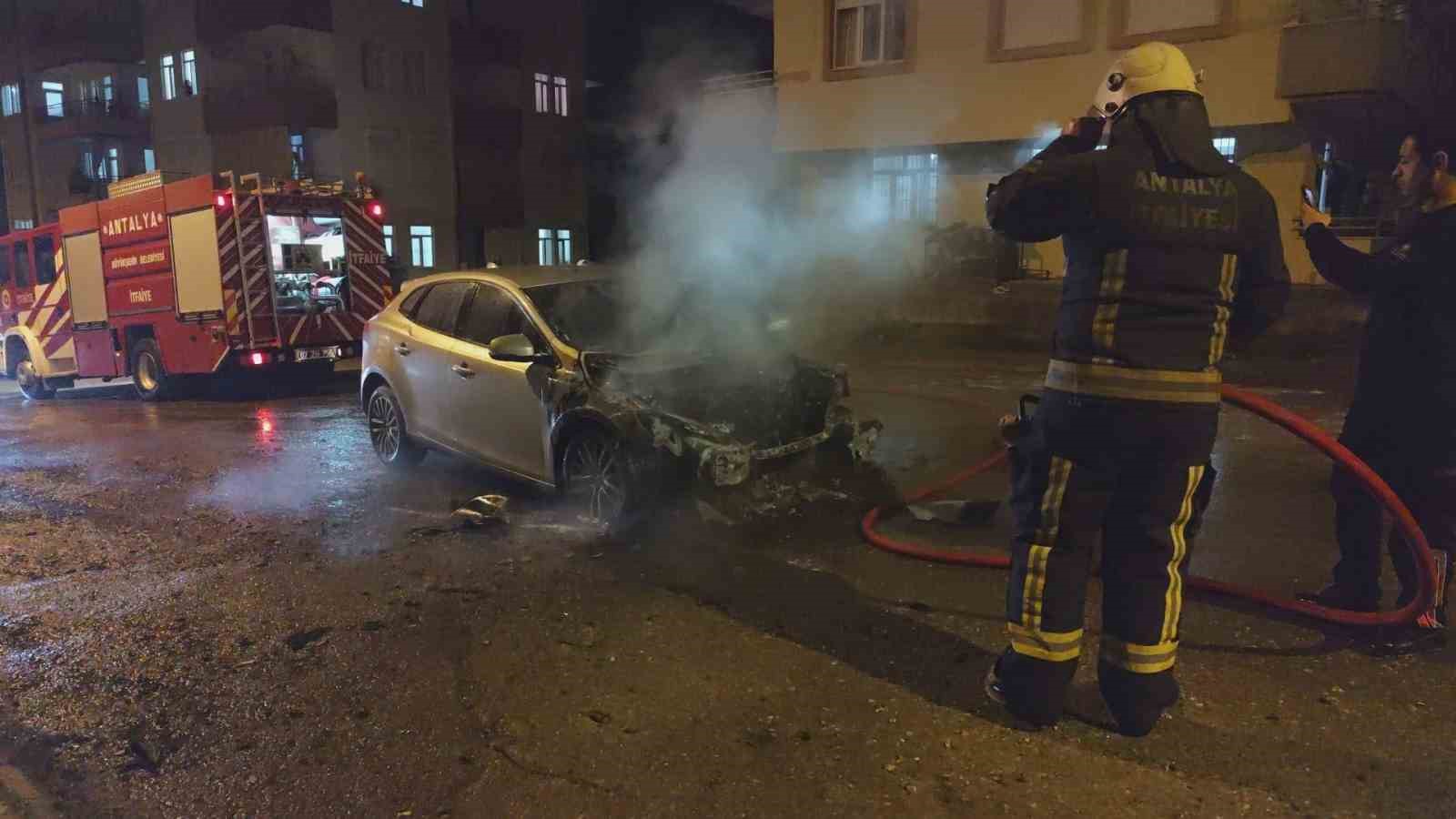 manavgatta seyir halindeki otomobil alev alev yandi 4 UGaU9rPY