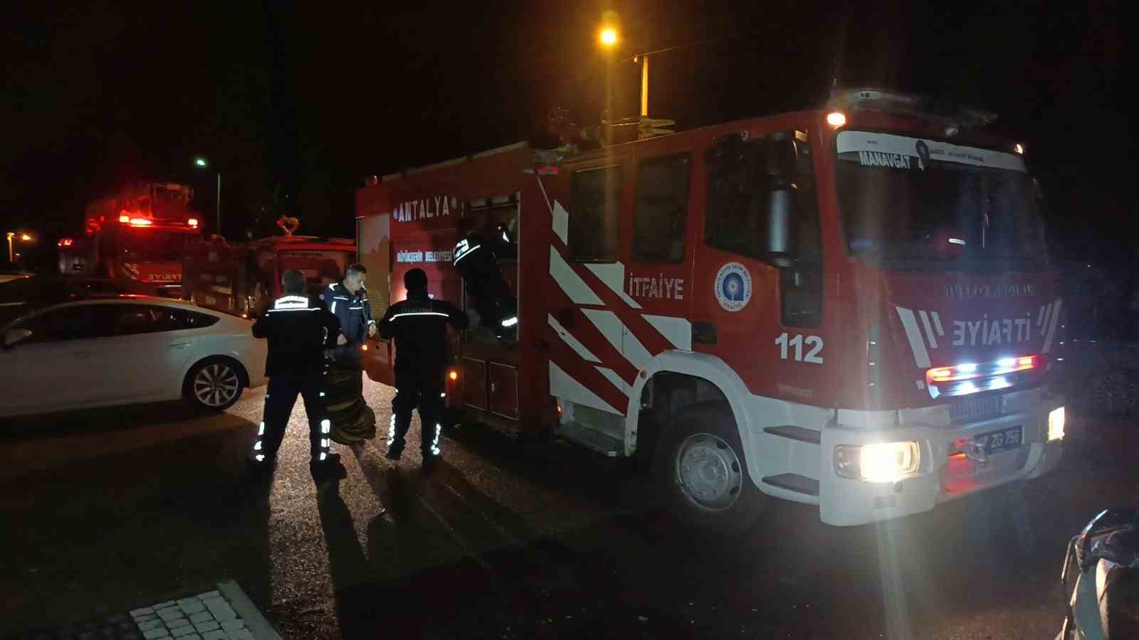 manavgatta site icerisinde cikan depo yangini korkuttu 1