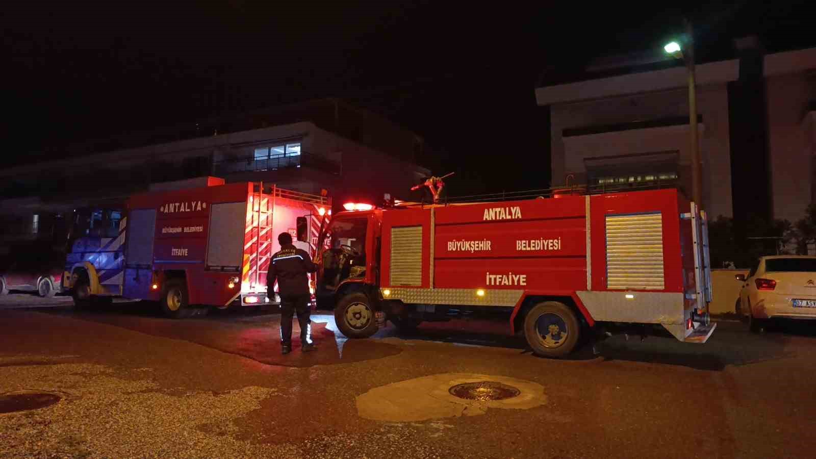 manavgatta site icerisinde cikan depo yangini korkuttu 3 NHeGSIOi