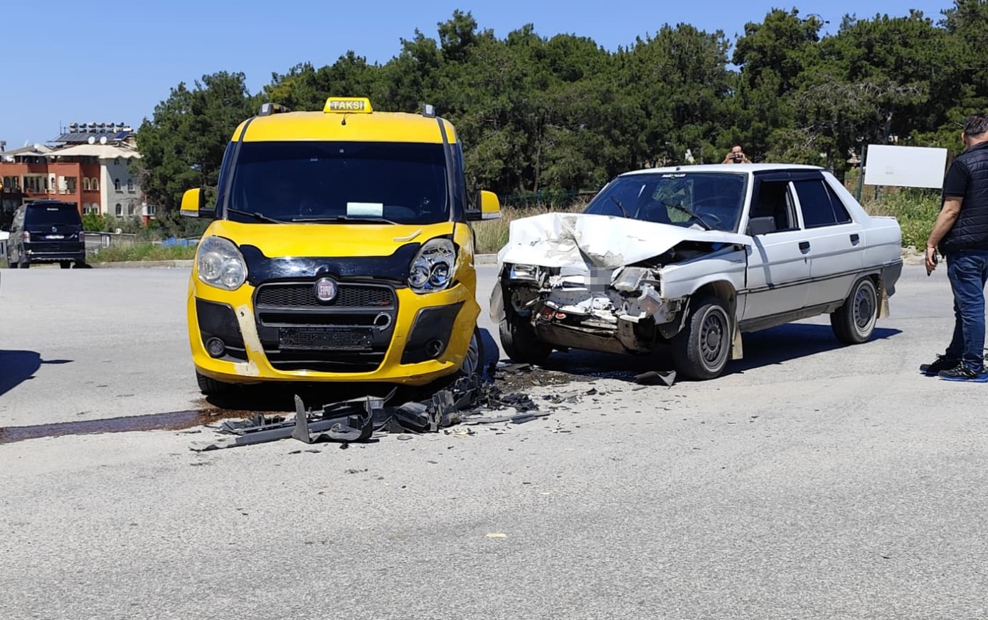 Manavgat’ta taksi ile otomobil çarpıştı: 2 yaralı 7 manavgatta taksi ile otomobil carpisti 2 yarali 3 7tSiBZpe