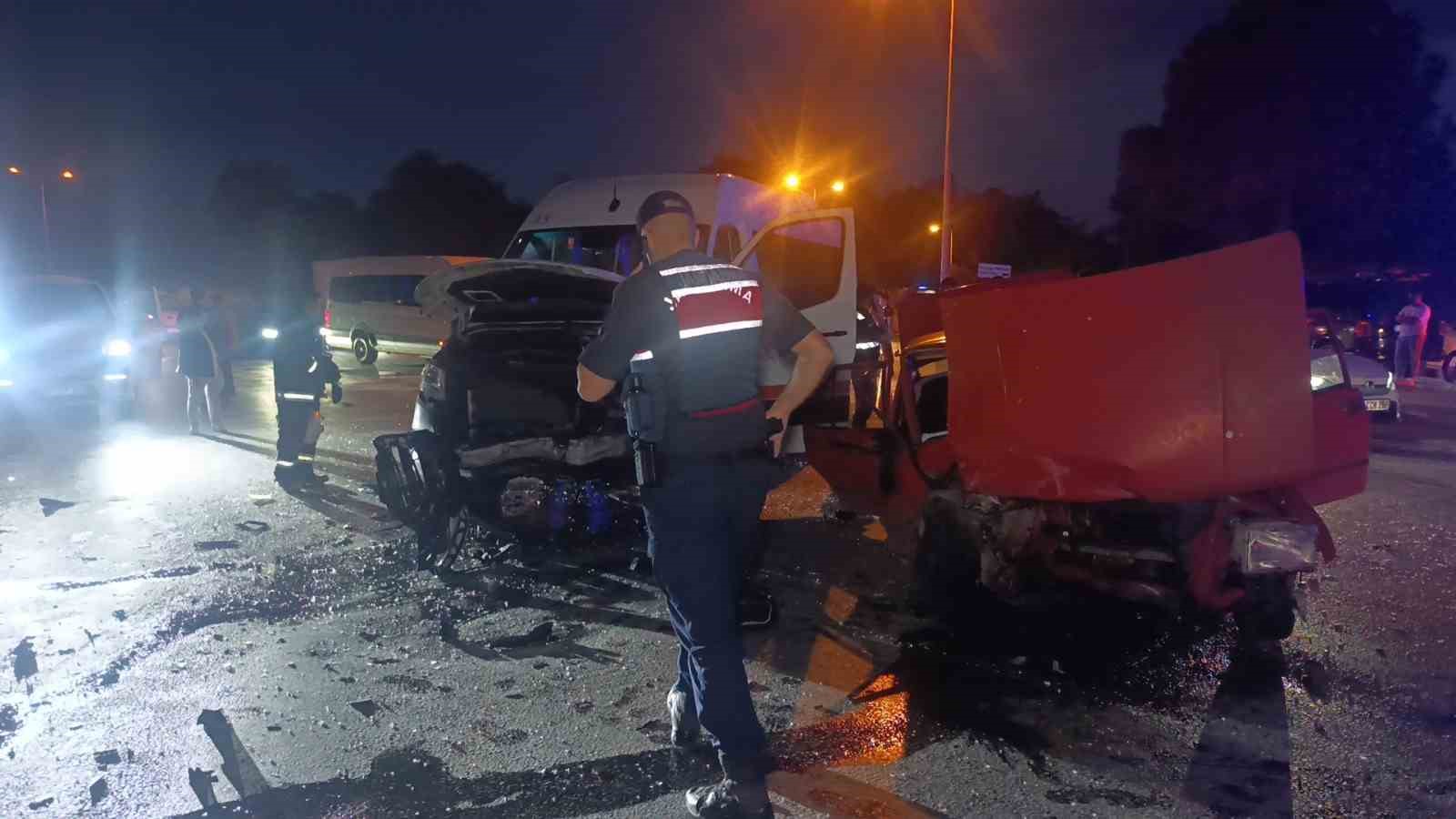 manavgatta tur minibusu ile otomobil carpisti 4 yarali 1