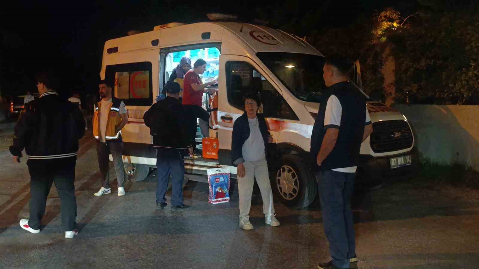 manavgatta tur minibusu ile otomobil carpisti 4 yarali 2 u8Za4Vji