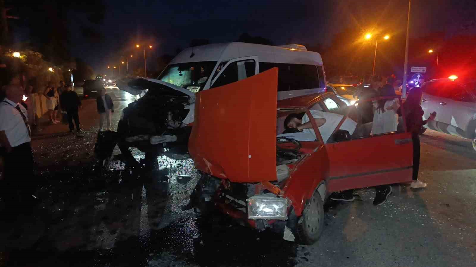 manavgatta tur minibusu ile otomobil carpisti 4 yarali 3 Nyhh8Lju