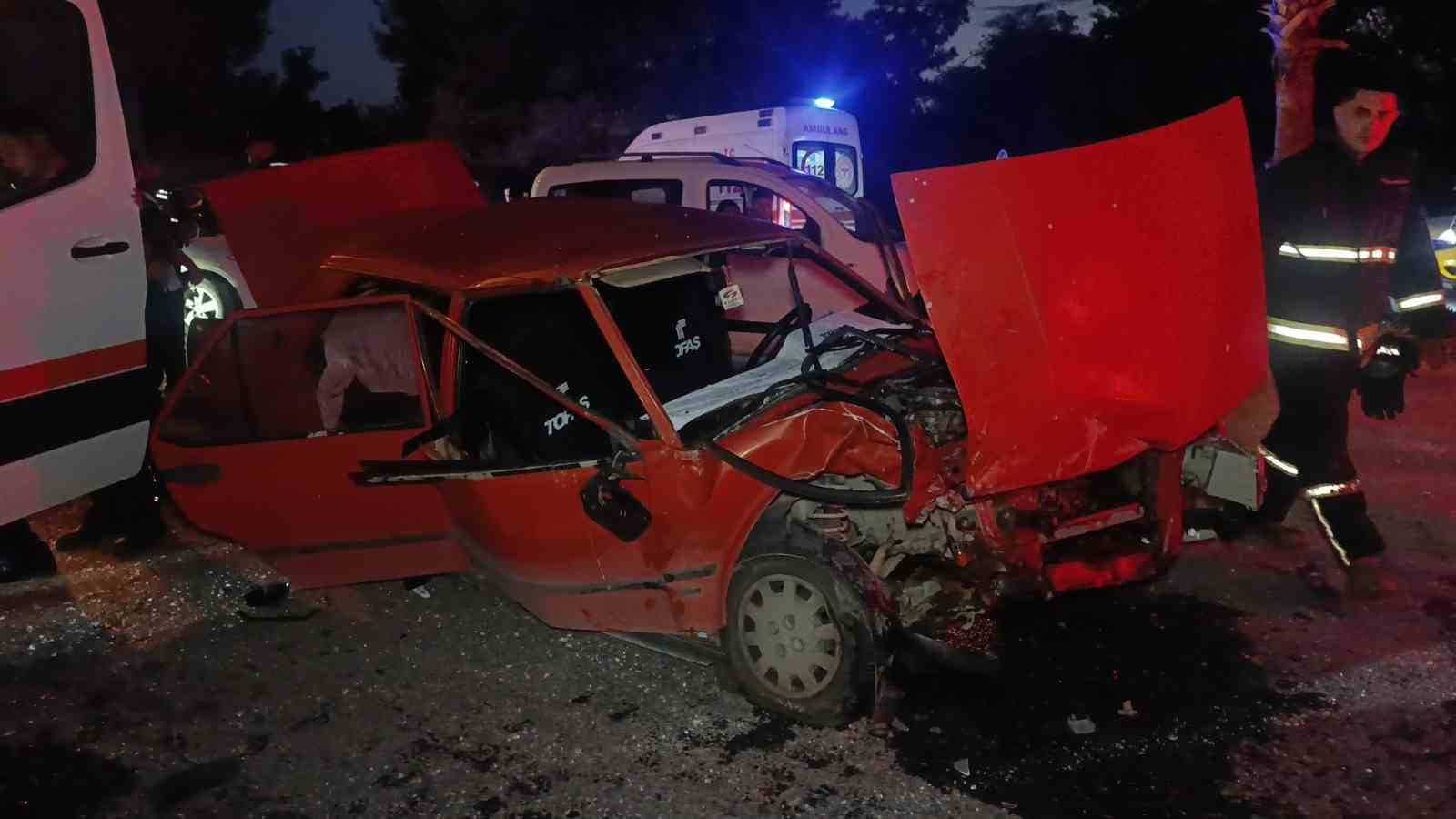 manavgatta tur minibusu ile otomobil carpisti 4 yarali 4 a7KTfEMY