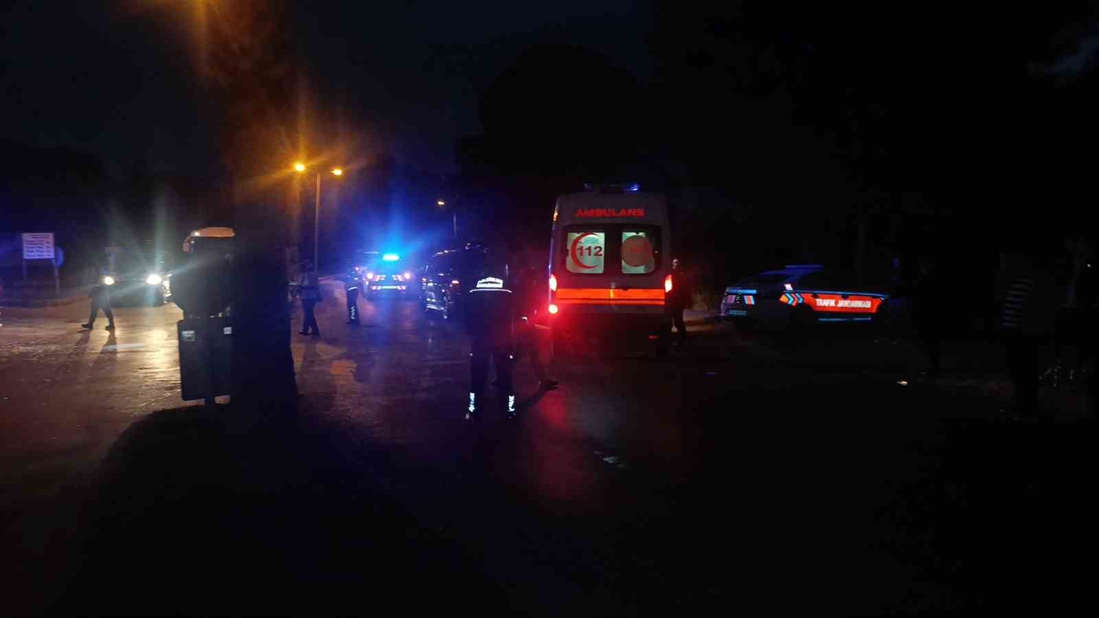 manavgatta tur minibusu ile otomobil carpisti 4 yarali 5 KhM2wikg
