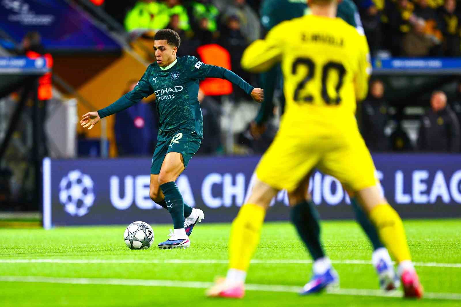 manchester city norvecte 3 golle maglup oldu 6 VU1yZlim