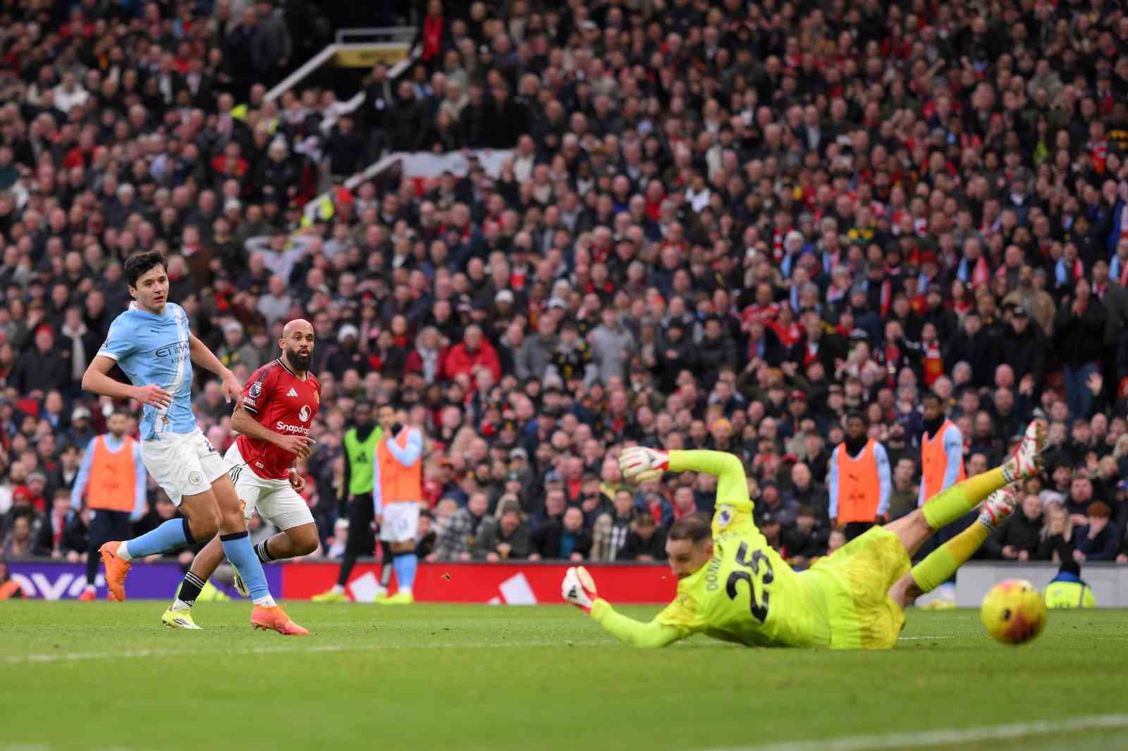 manchester derbisinde kazanan kirmizilar oldu 2 TAA9wnLC