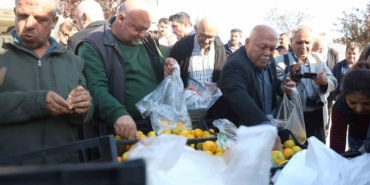 mandalinanin-fiyati-2-tlye-dusunce-tonlarca-urunu-vatandaslara-ucretsiz-dagittilar-lXJR1Q1X.jpg