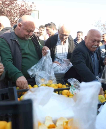 mandalinanin-fiyati-2-tlye-dusunce-tonlarca-urunu-vatandaslara-ucretsiz-dagittilar-lXJR1Q1X.jpg