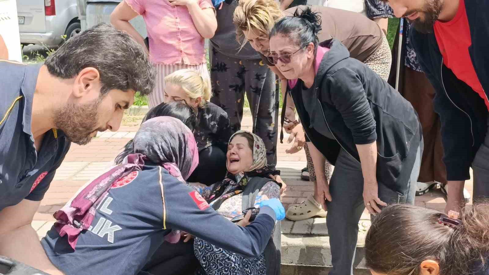 manevra yapan ogrenci servisi gorme engelli yayaya carpti esi gozyaslarina boguldu 1 AUKRlSmg