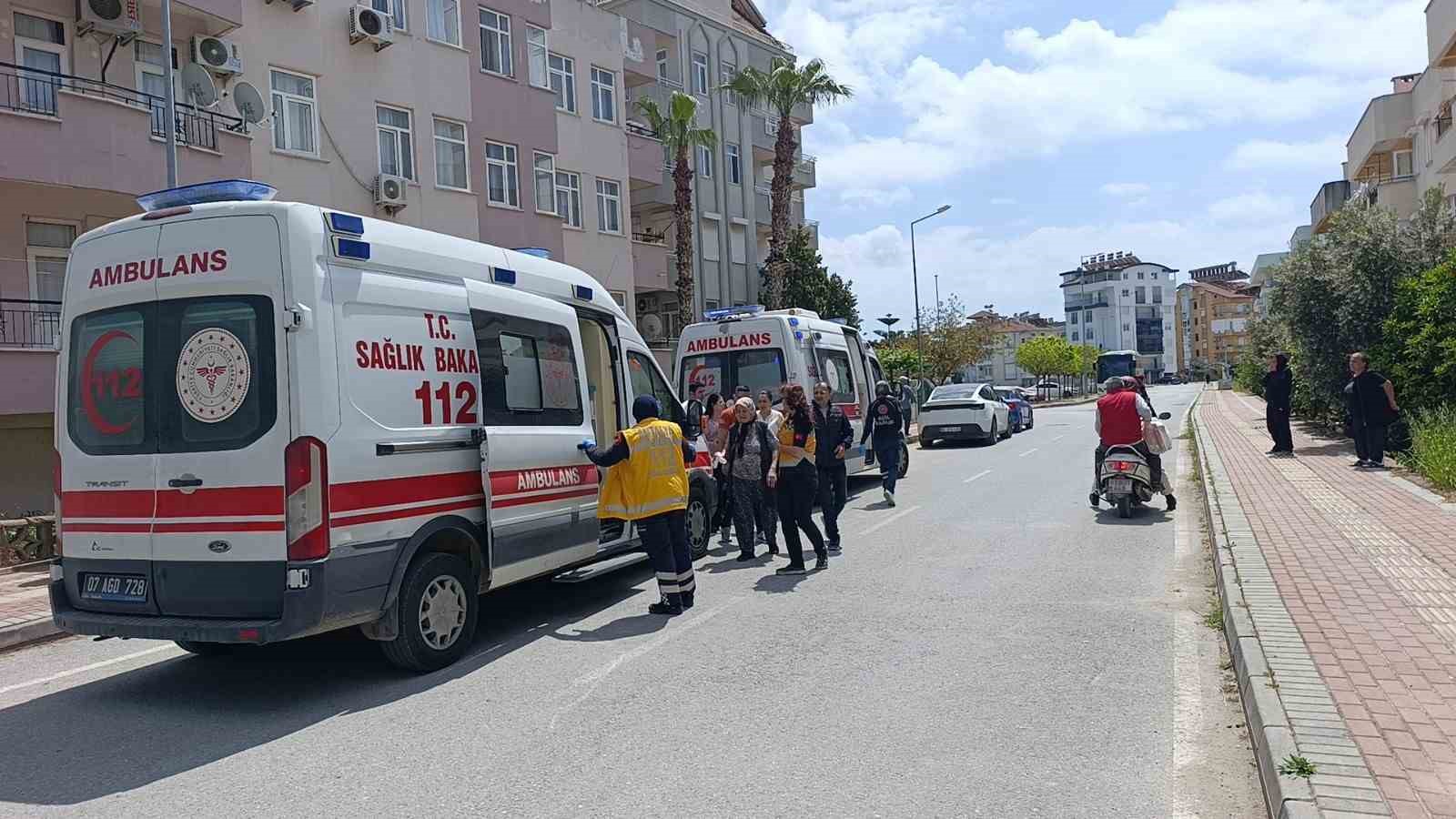 manevra yapan ogrenci servisi gorme engelli yayaya carpti esi gozyaslarina boguldu 4