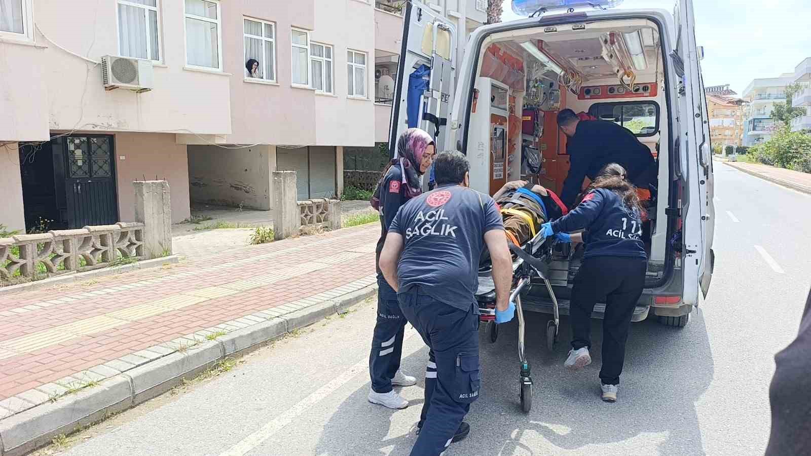 manevra yapan ogrenci servisi gorme engelli yayaya carpti esi gozyaslarina boguldu 5