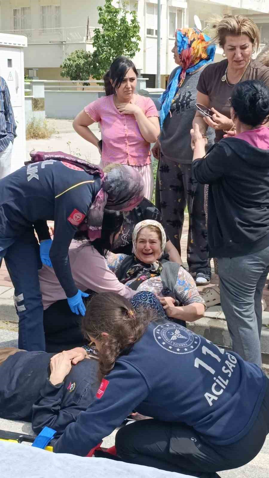 manevra yapan ogrenci servisi gorme engelli yayaya carpti esi gozyaslarina boguldu 6 nqKTnkpK