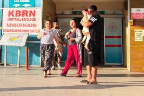 ‘Bir kafeden daha fazlası’ yazısını fark etti, ağacı sırtlayıp gitti O anlar kamerada 2 thumbnail