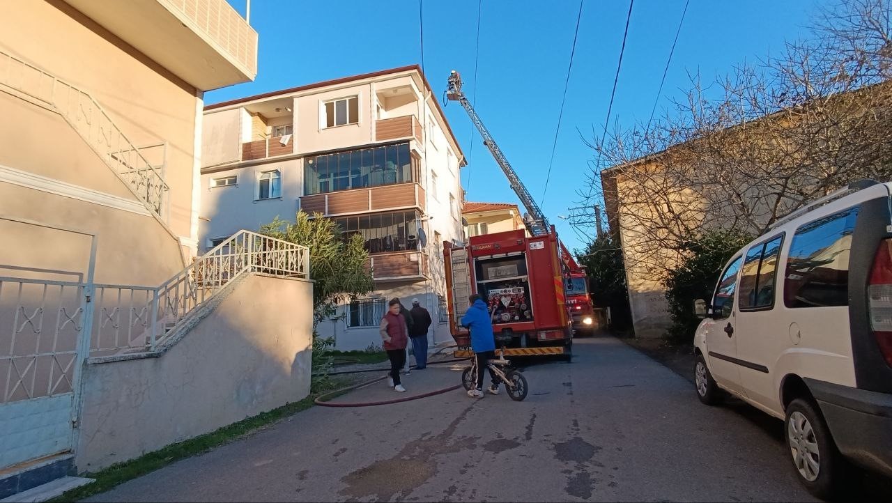 mangal yakmak isterken catiyi atese verdi 3 q3ieM7WC