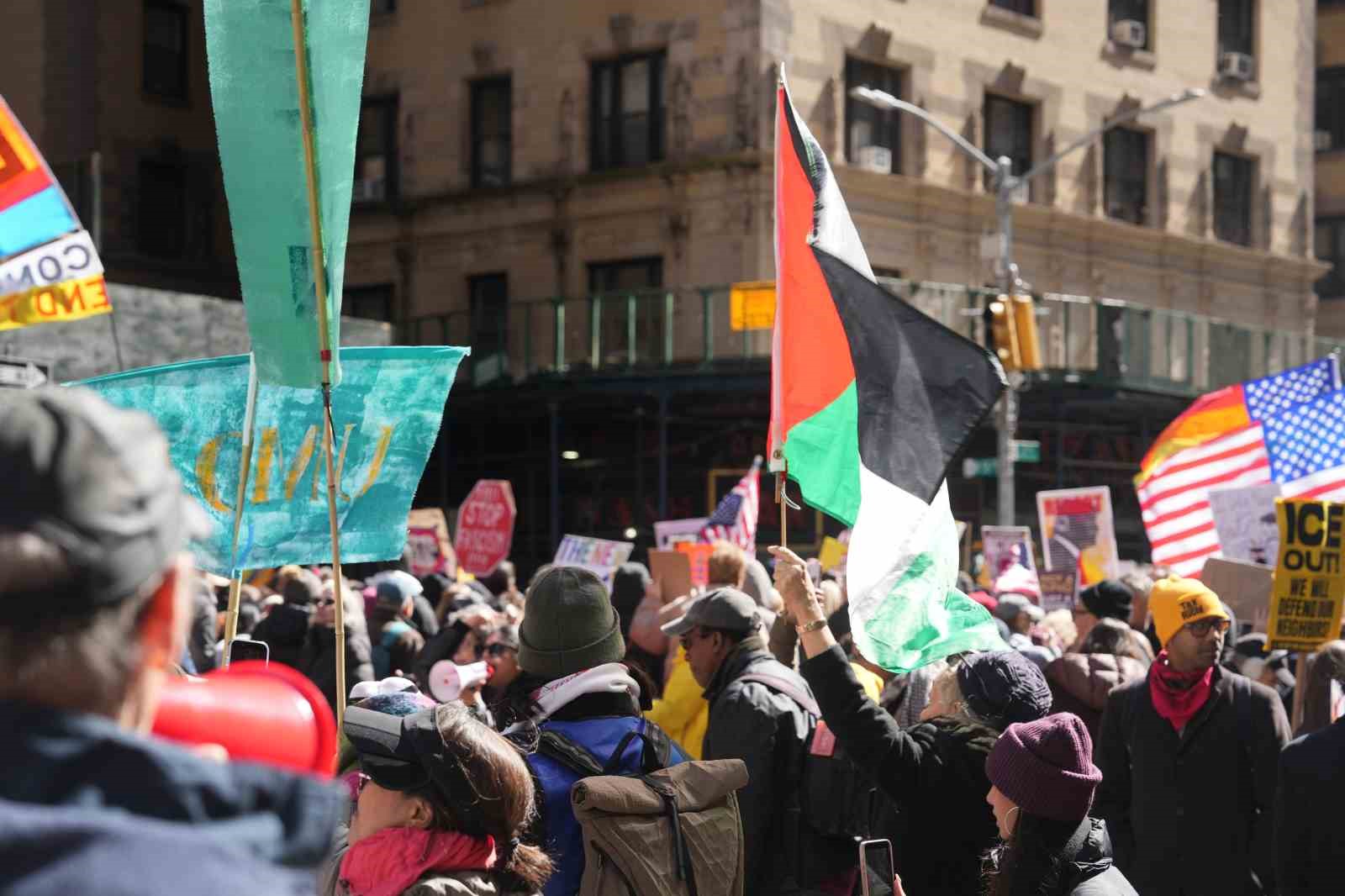 manhattanda krallara hayir protestosunda on binlerce kisi yurudu 0 9uXM5wAU