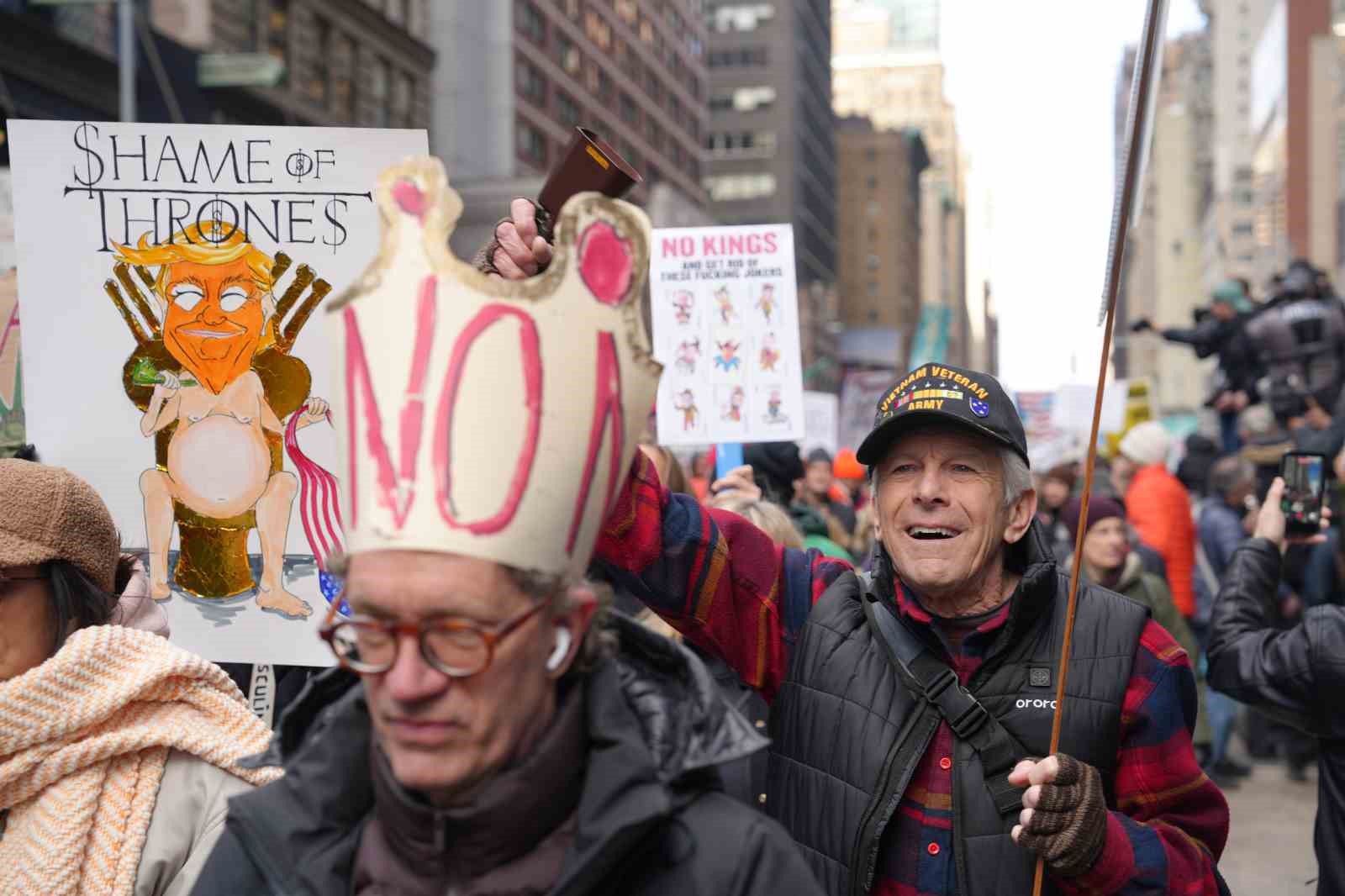 manhattanda krallara hayir protestosunda on binlerce kisi yurudu 3 gXsApGbV