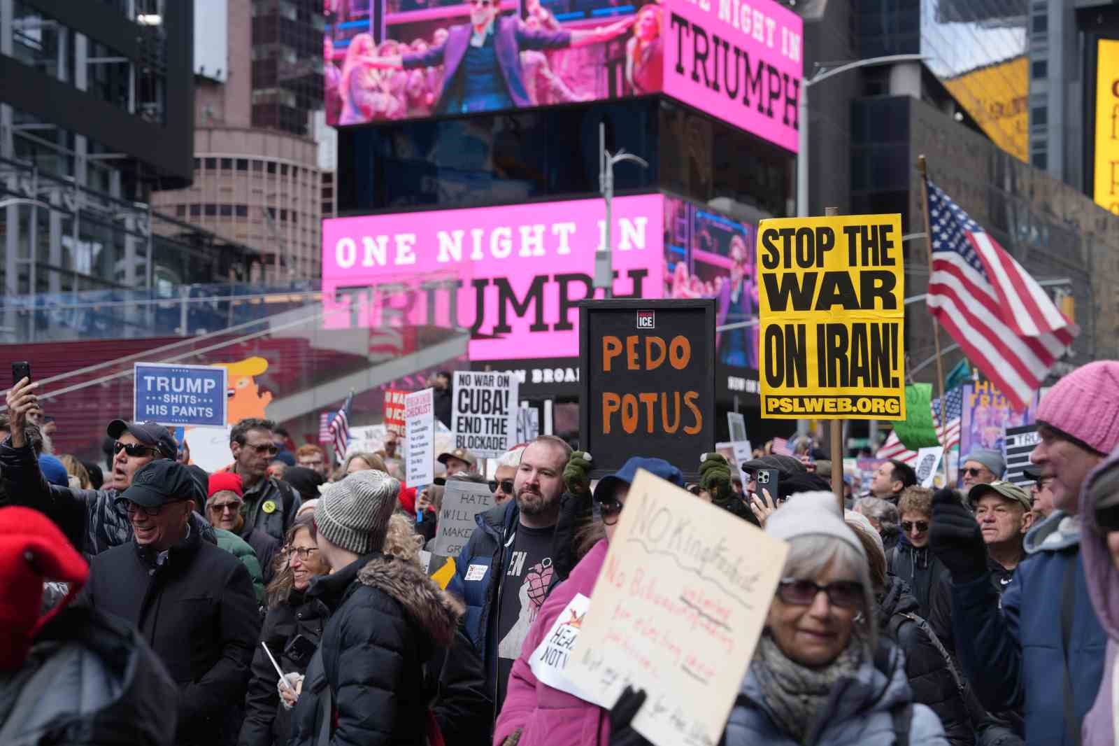 manhattanda krallara hayir protestosunda on binlerce kisi yurudu 5 ge7i4e1a