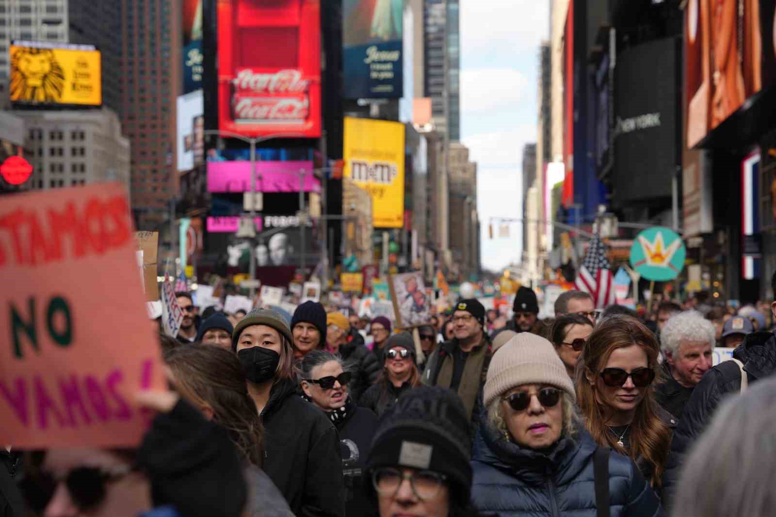 manhattanda krallara hayir protestosunda on binlerce kisi yurudu 6 1sidtNtf