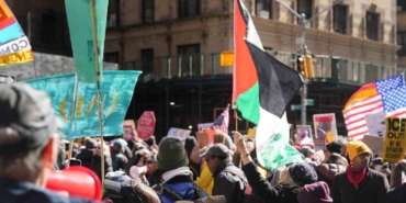 manhattanda-krallara-hayir-protestosunda-on-binlerce-kisi-yurudu-ZS6zD25d.jpg