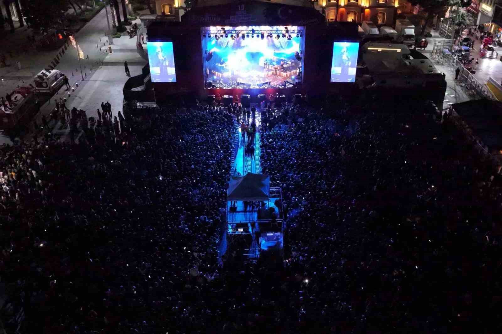 Manisa Gençlik Festivali’nde Simge sahne aldı 6 manisa genclik festivalinde simge sahne aldi 2 h1yLnN3y