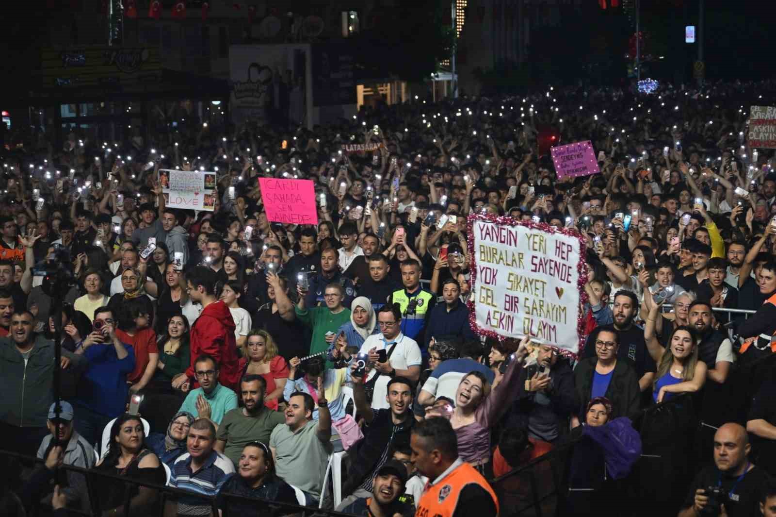 Manisa Gençlik Festivali’nde Simge sahne aldı 7 manisa genclik festivalinde simge sahne aldi 3