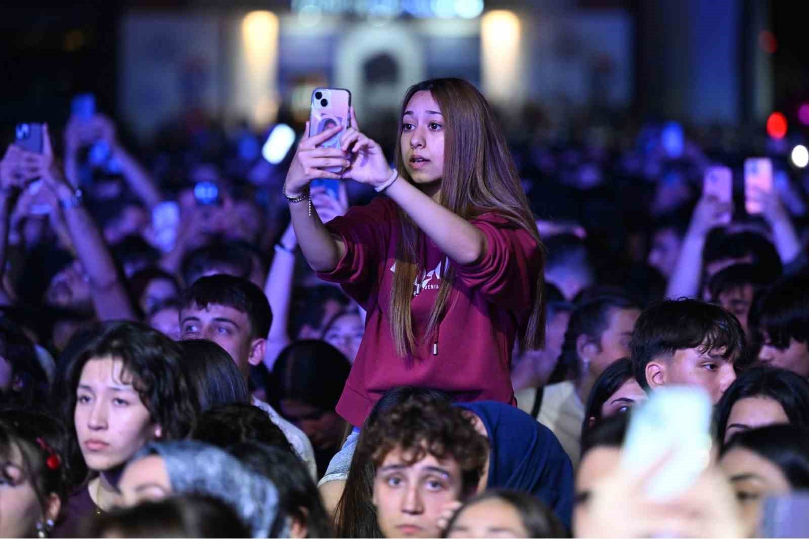 Manisa Gençlik Festivali’nde Simge sahne aldı 8 manisa genclik festivalinde simge sahne aldi 4