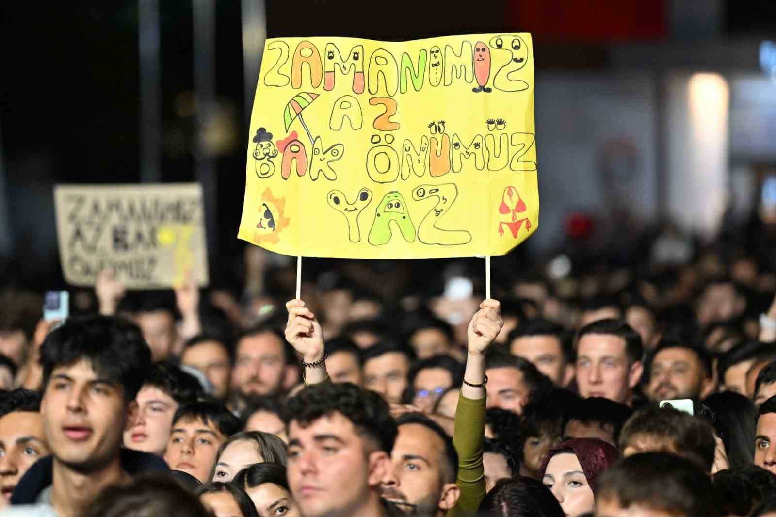 Manisa Gençlik Festivali’nde Simge sahne aldı 9 manisa genclik festivalinde simge sahne aldi 5 Du54cQSh