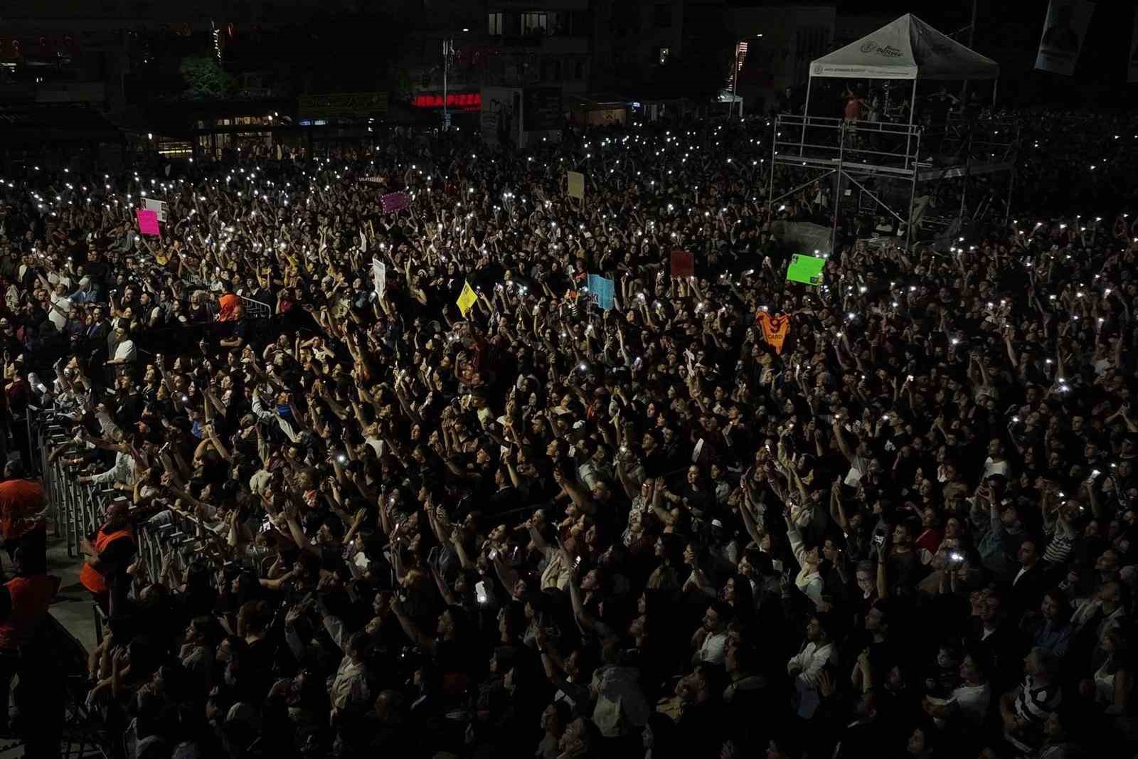 Manisa Gençlik Festivali’nde Simge sahne aldı 10 manisa genclik festivalinde simge sahne aldi 6 YHgRBNOe