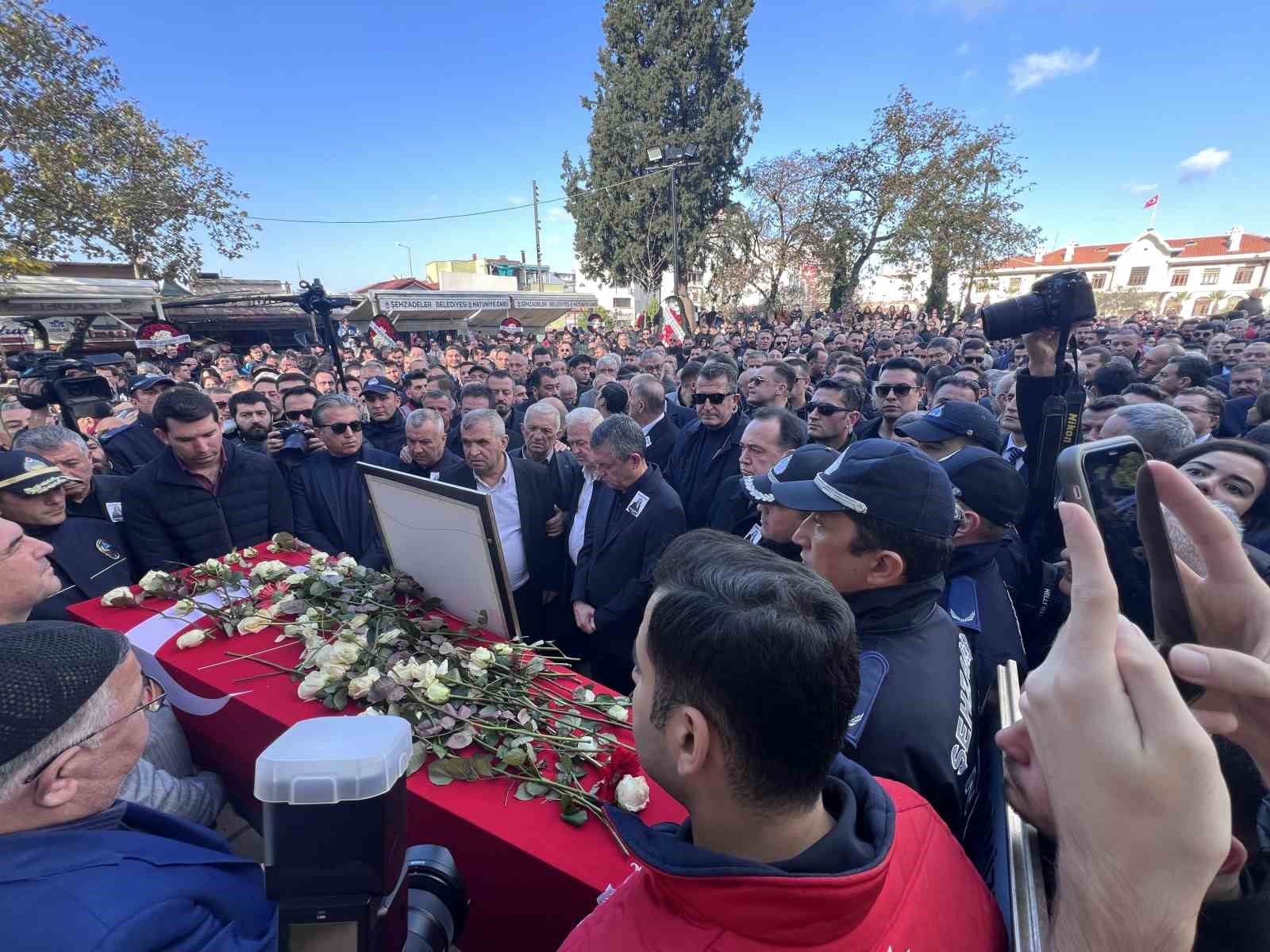 manisa ilk kadin baskanina agladi 4 jiXg8mUp