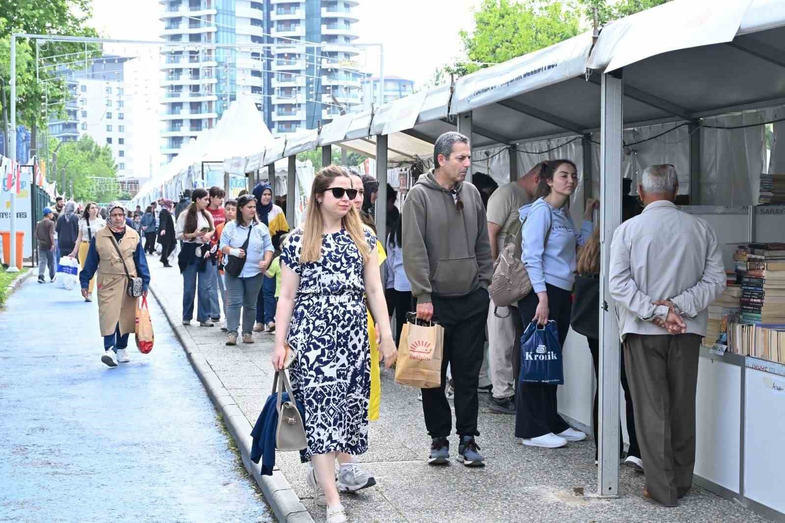 Manisa Kitap Fuarı yoğun ilgiyle devam ediyor 9 manisa kitap fuari yogun ilgiyle devam ediyor 5 rTvMR97L