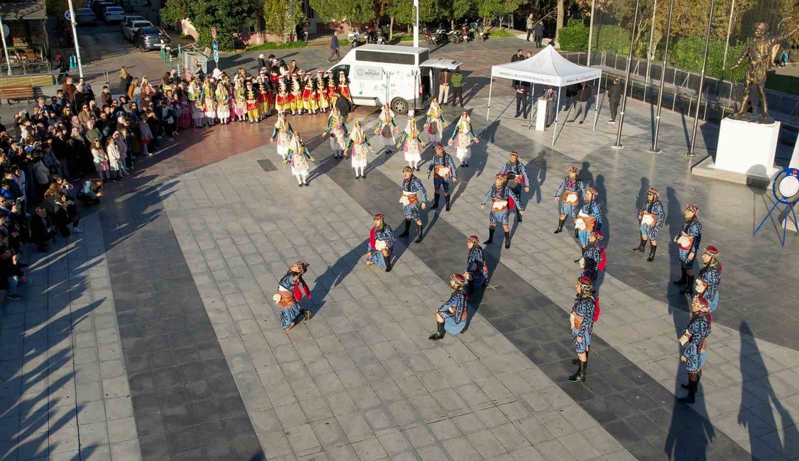 manisada 100 ogretmen egitim yuzyili kapsaminda halk dansi gosterisi sundu 2 crA1Ia23