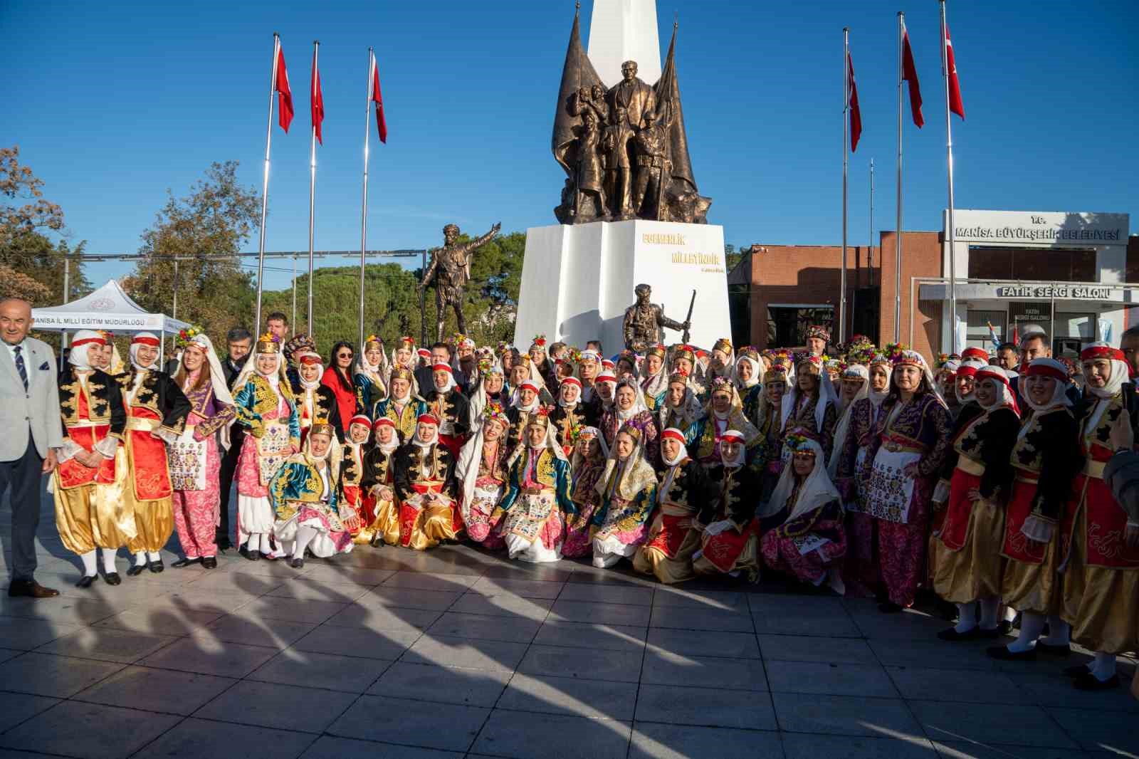 manisada 100 ogretmen egitim yuzyili kapsaminda halk dansi gosterisi sundu 3 RwghQC7a