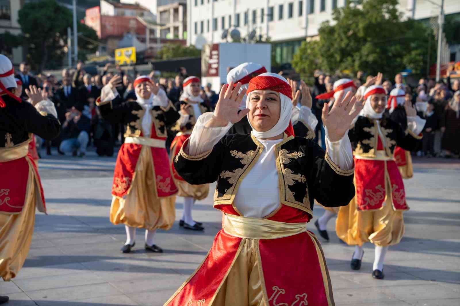 manisada 100 ogretmen egitim yuzyili kapsaminda halk dansi gosterisi sundu 4 n1bLNjC7