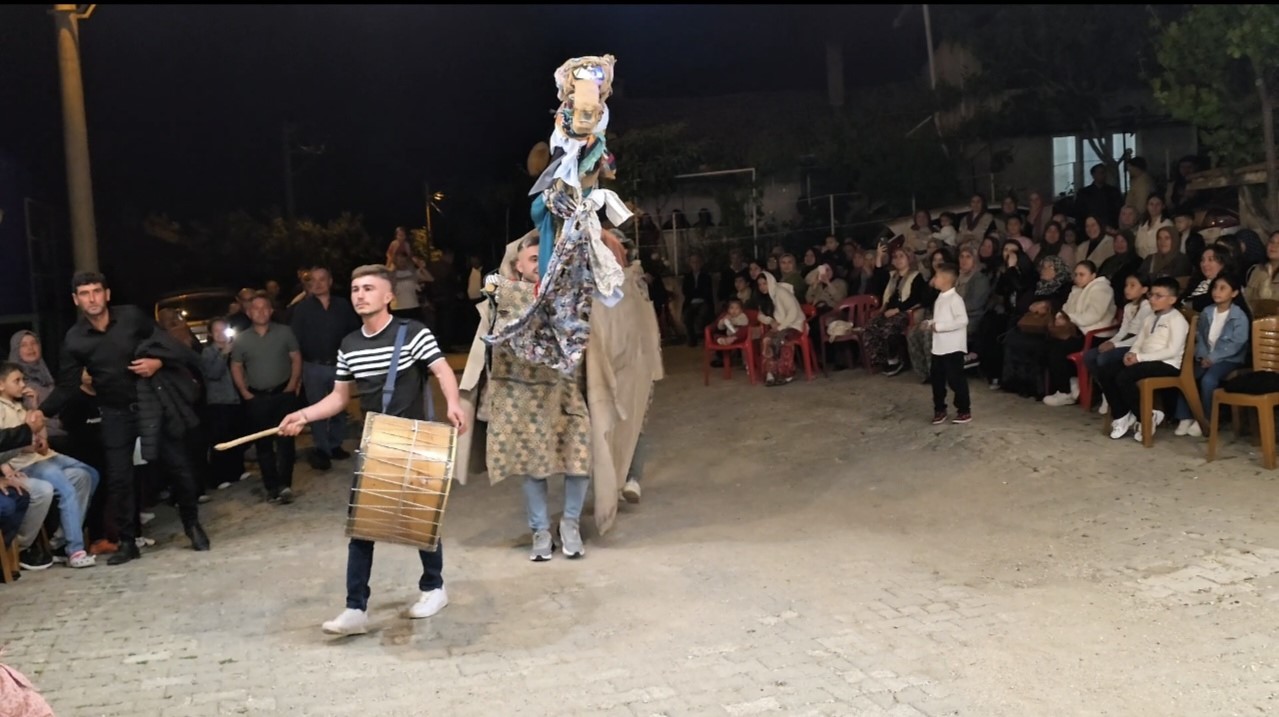 manisada 135 yillik kukla deve gelenegi yasatiliyor 1 EY8MI7Bw