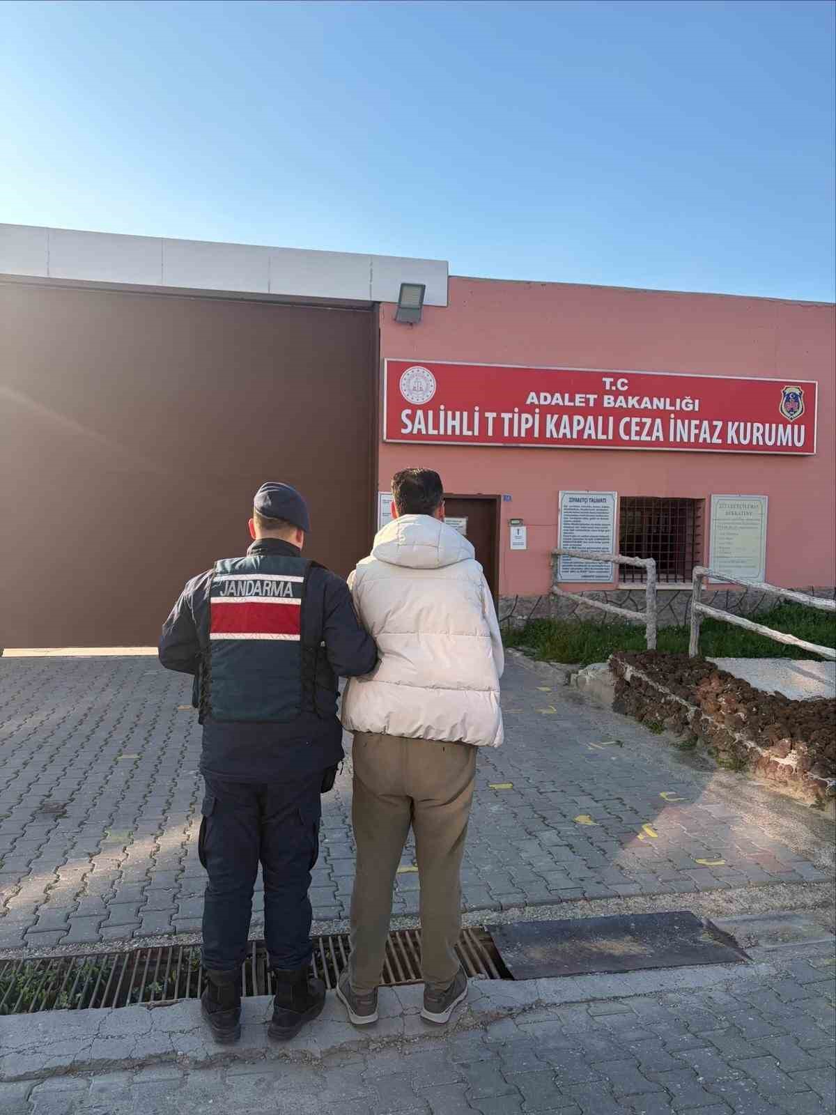 manisada 2 firari hukumlu kiskivrak yakalandi 1 qqXFsqsq