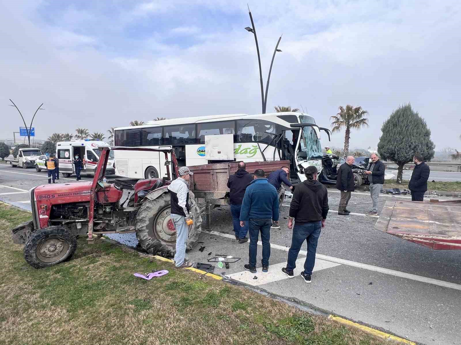 manisada 3 aracli zincirleme kaza 5 yarali 3 wOPvtAml