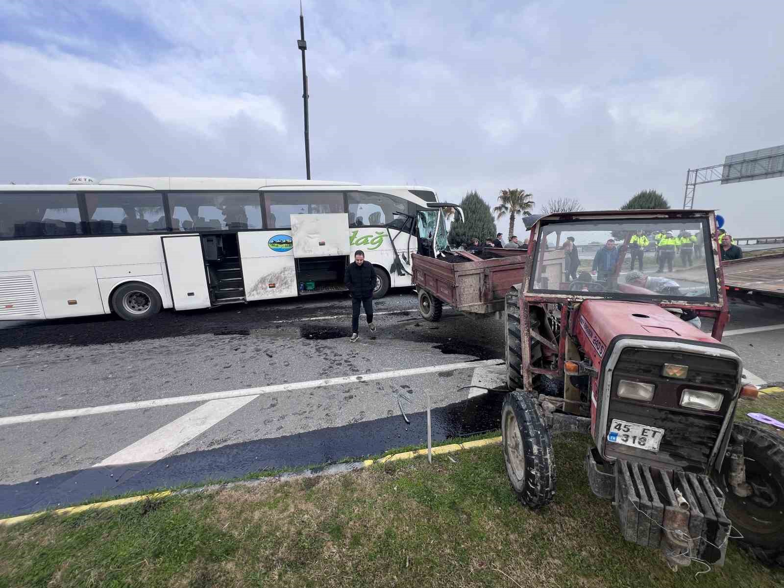 manisada 3 aracli zincirleme kaza 5 yarali 4 y3cspF1a