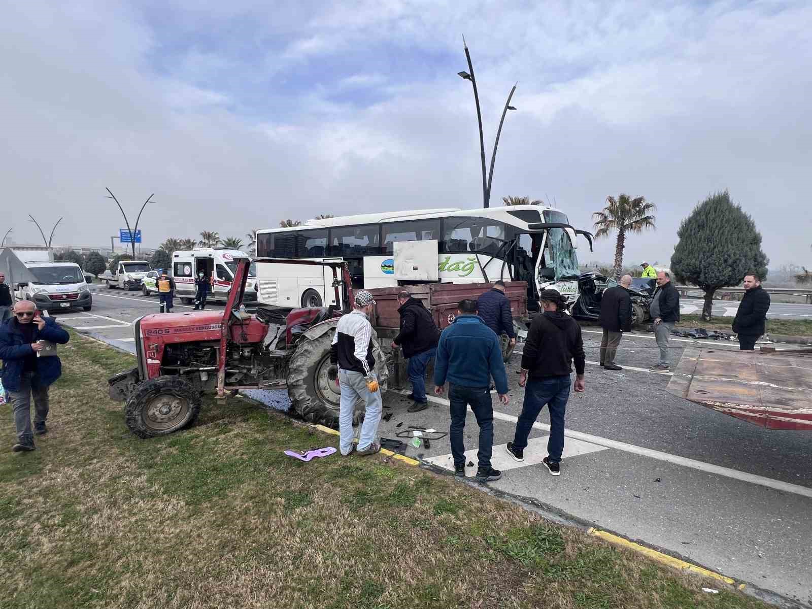 manisada 3 aracli zincirleme kaza 5 yarali 5 Xku3mr7G