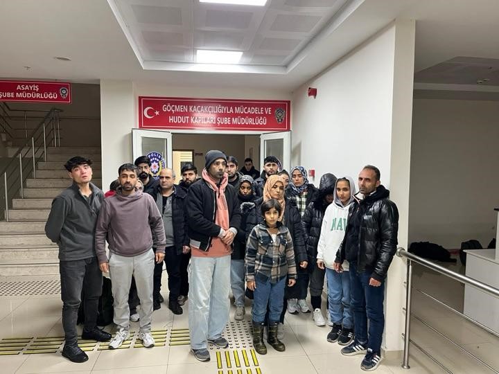 manisada 34 duzensiz gocmen yakalandi 0 WzW5dsOT