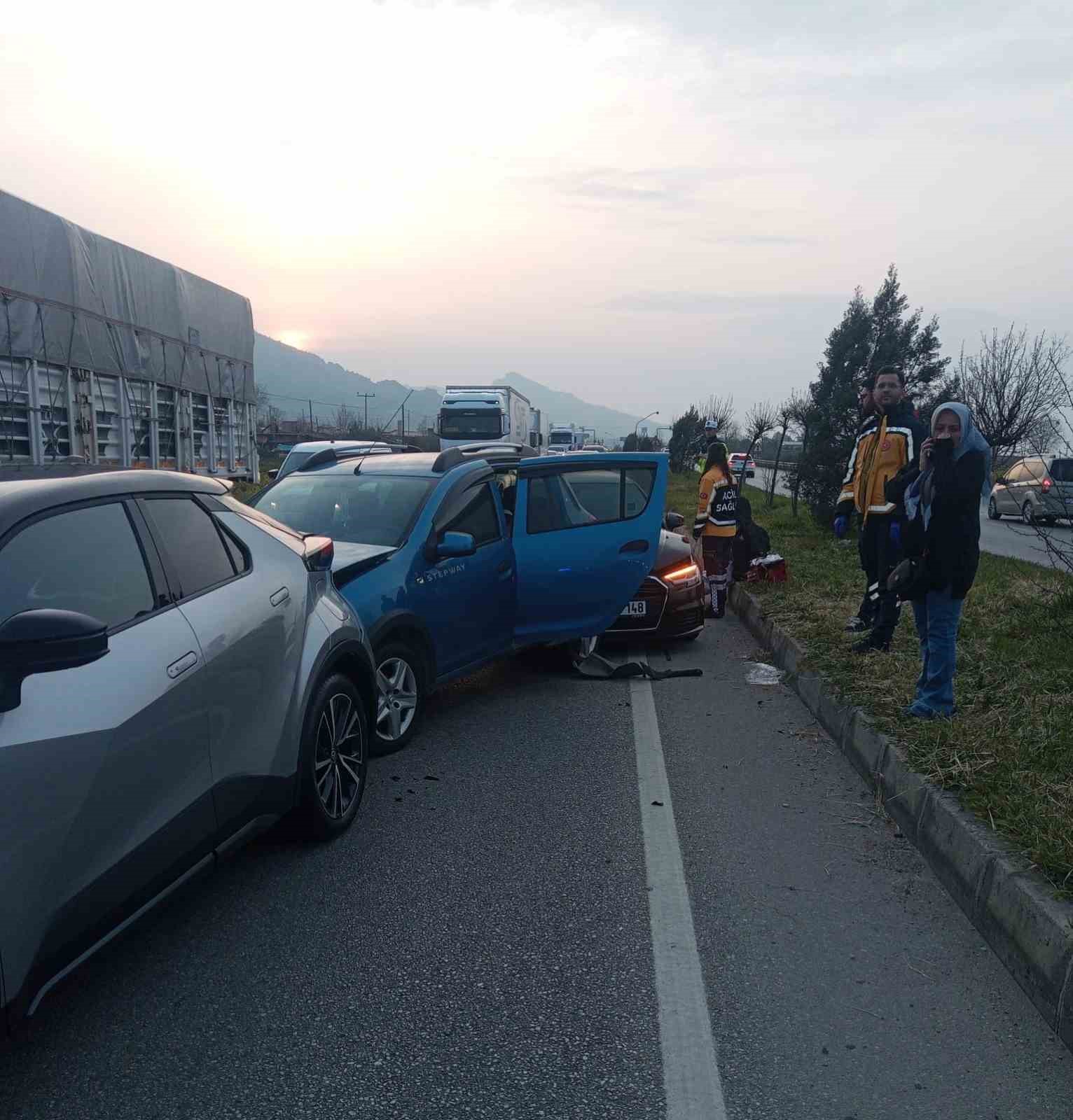 manisada 4 aracli zincirleme kaza 7 yarali 3 UYpCdAgm