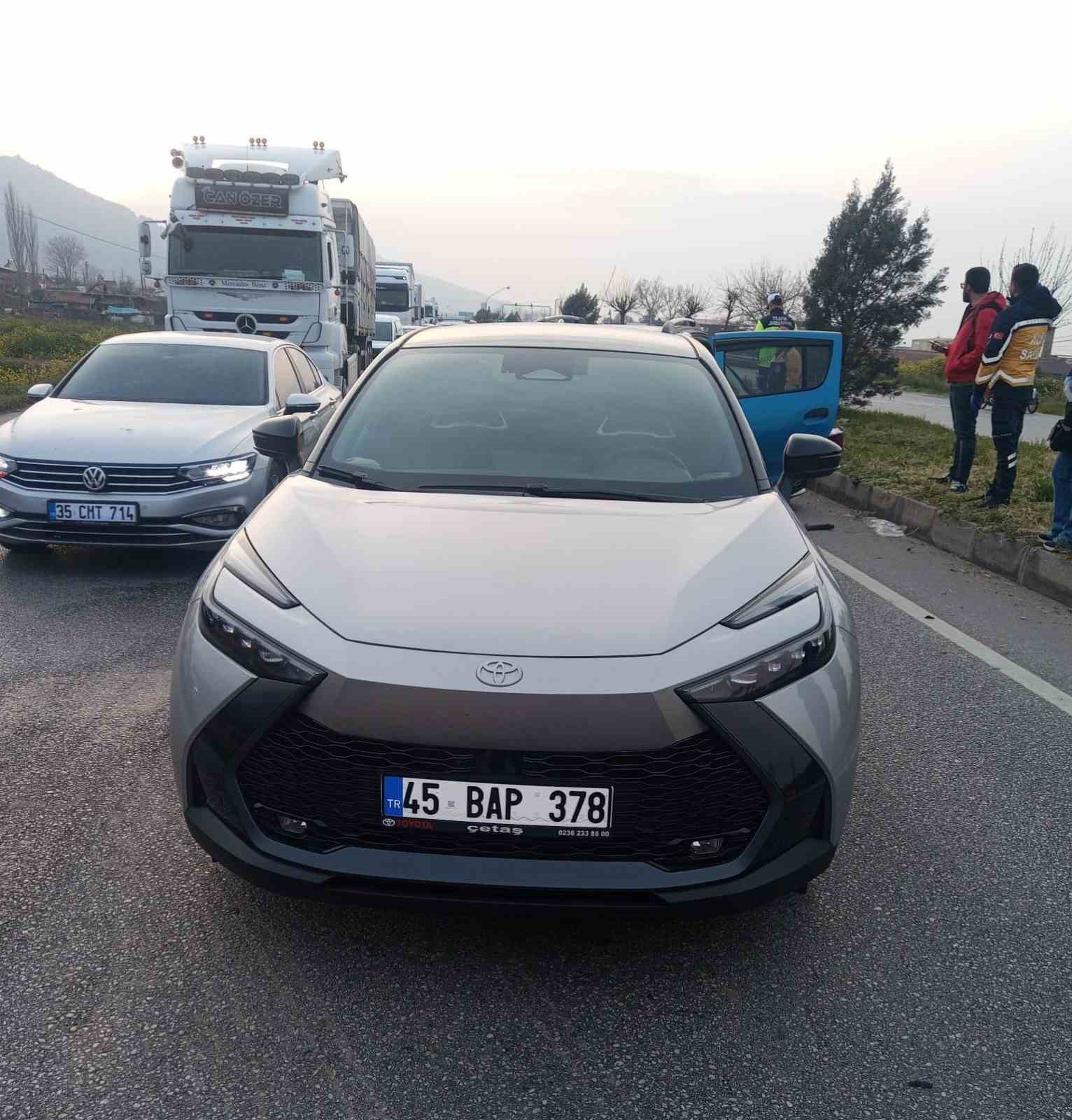 manisada 4 aracli zincirleme kaza 7 yarali 4
