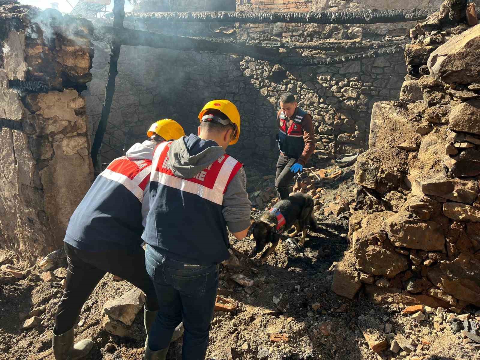 manisada 5 evin kul oldugu yanginda olen kadinin cenazesine ulasildi 1 NNRp1WHZ