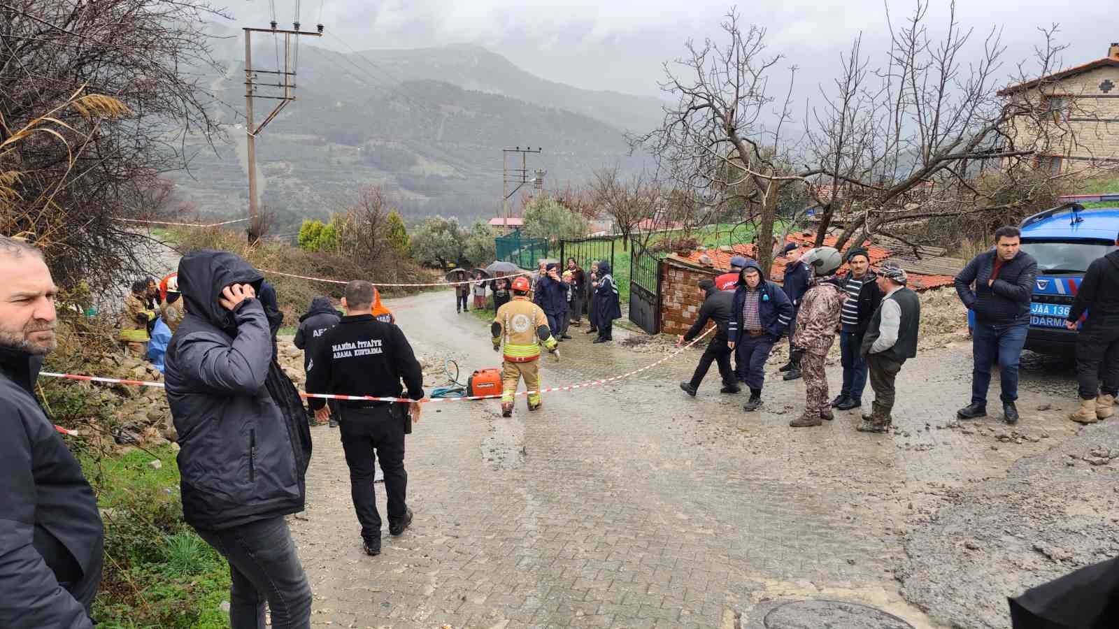 manisada asiri yagmurlardan istinat duvari coktu 1 olu 2 prhYDJiD