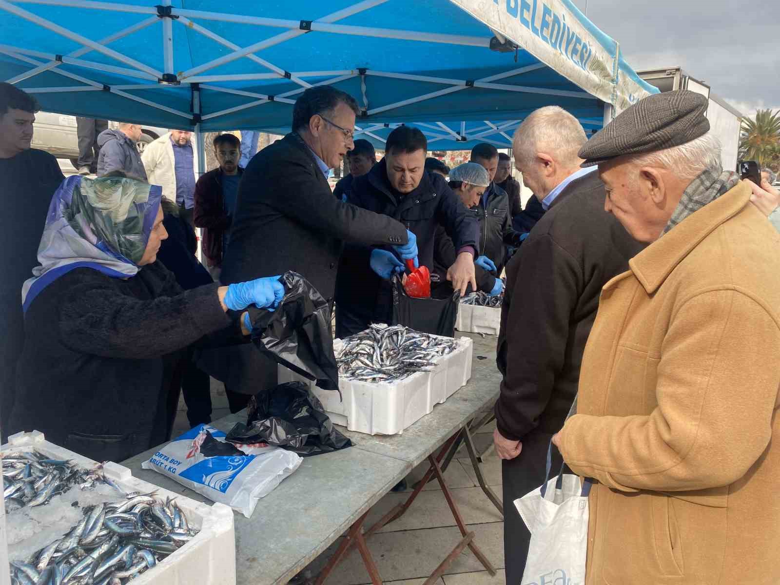 manisada belediyenin ikrami 8 ton hamsi 1 saatte tukendi 1
