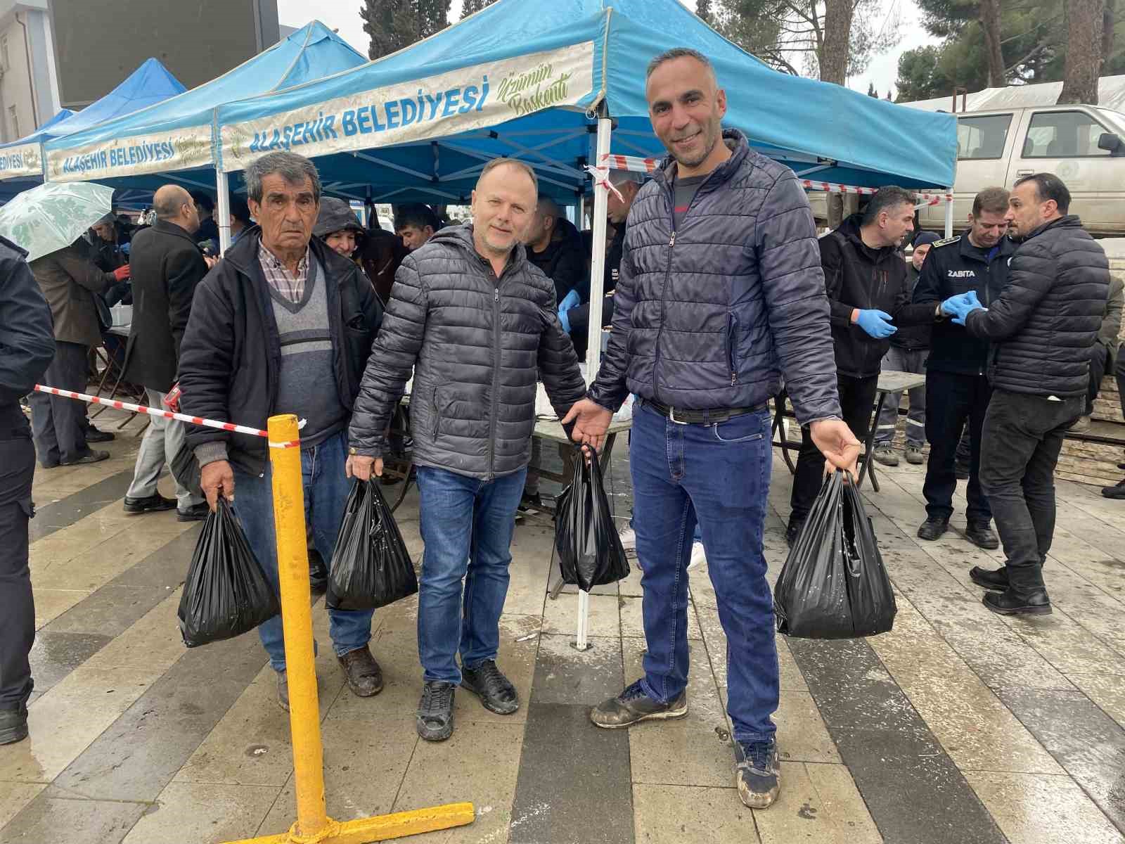 manisada belediyenin ikrami 8 ton hamsi 1 saatte tukendi 3 KmBYF6ev