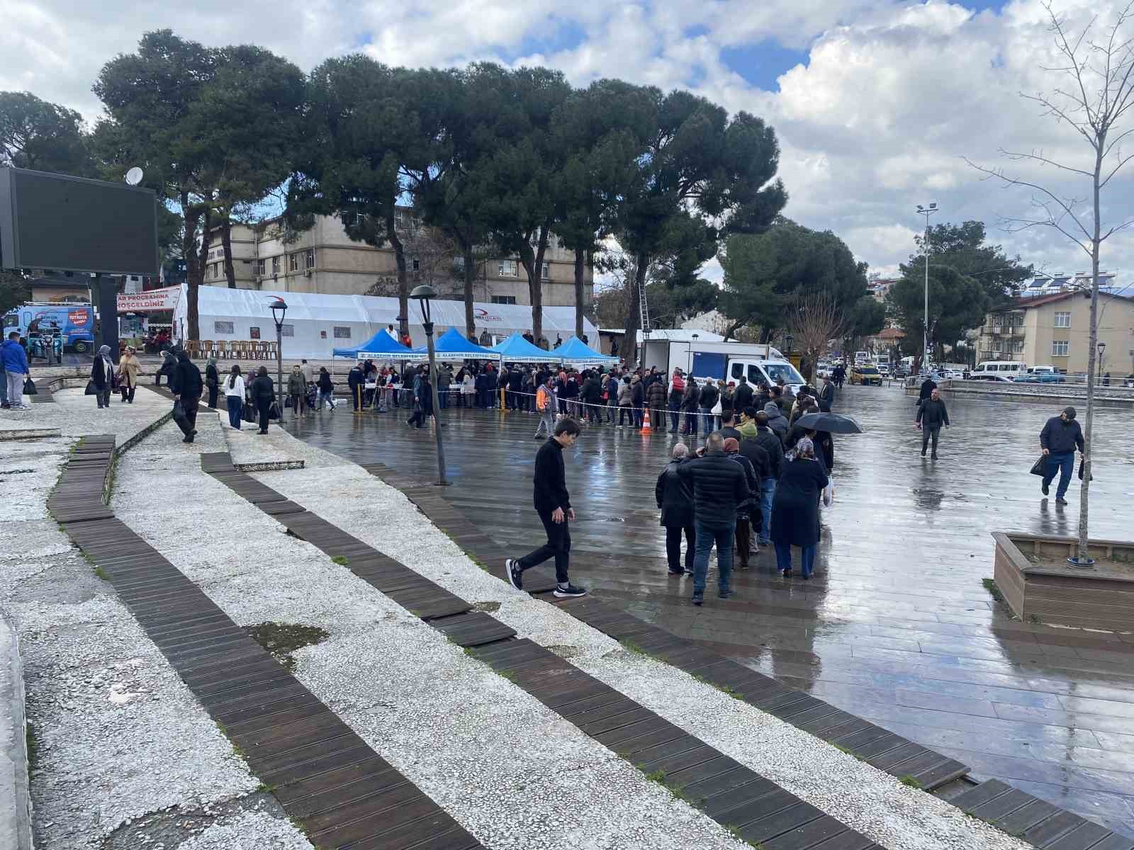 manisada belediyenin ikrami 8 ton hamsi 1 saatte tukendi 4 4KUsLeNY