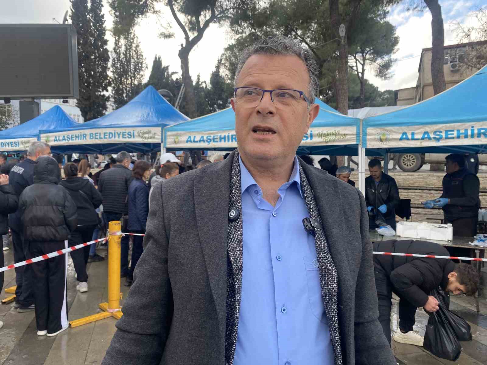manisada belediyenin ikrami 8 ton hamsi 1 saatte tukendi 5 DrWycFbQ