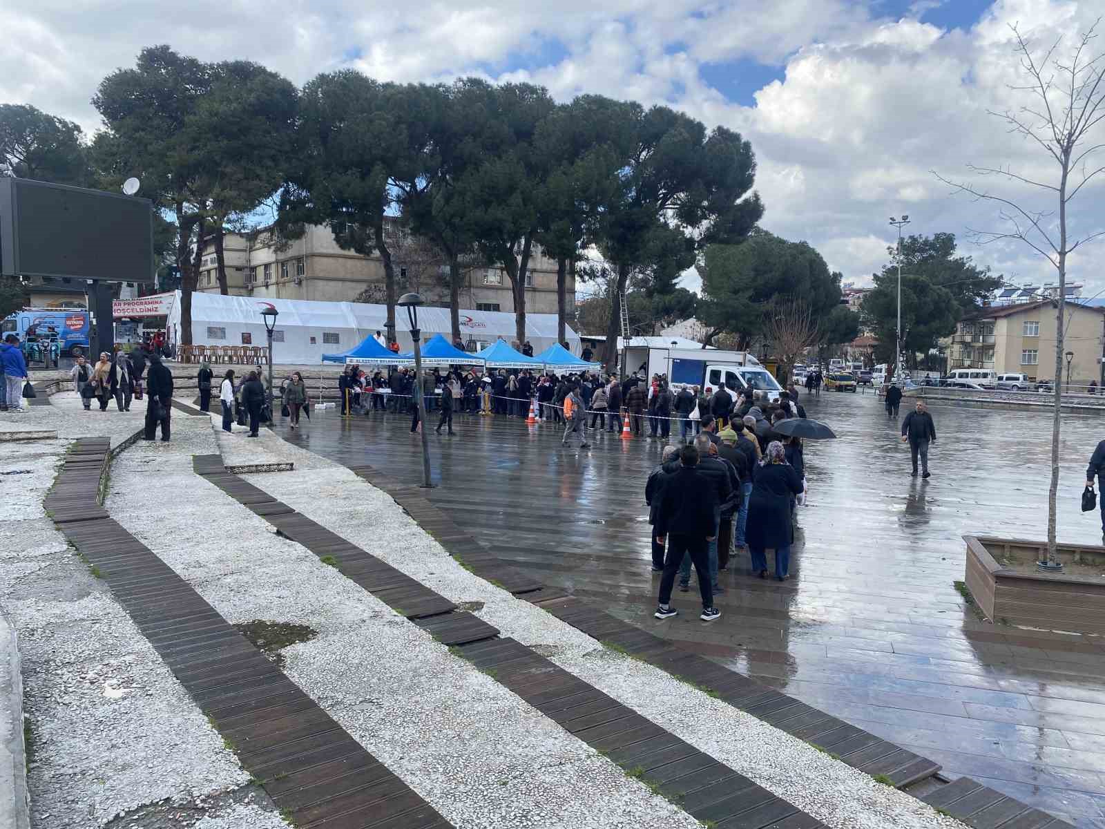 manisada belediyenin ikrami 8 ton hamsi 1 saatte tukendi 6
